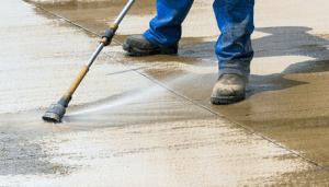 Raviver l’aspect des surfaces en béton à l’extérieur constitue un défi autant esthétique que technique. La peinture sur béton extérieur ne se limite pas à un simple coup de pinceau : elle demande une préparation rigoureuse, un choix judicieux des […]